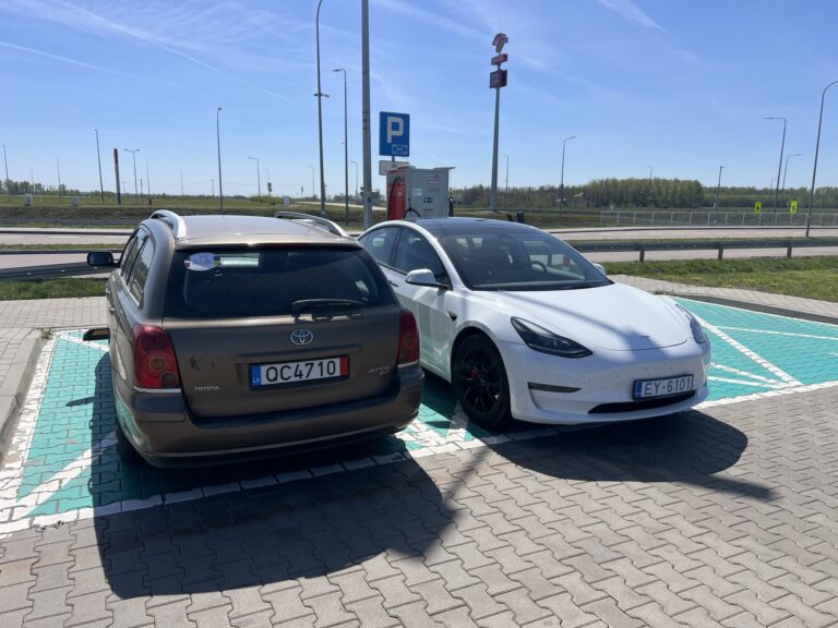 Nogādājām Ukrainā automašīnu Toyota Avensis