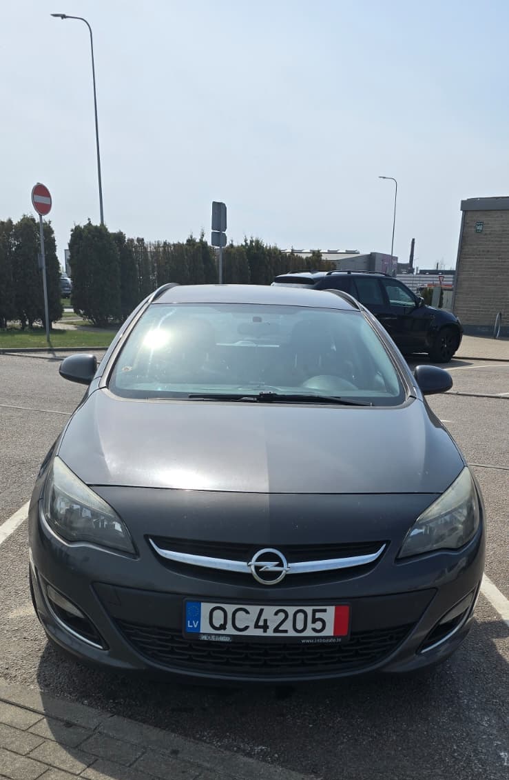 Maijā Opel Astra gatavojas doties uz Ukrainu – palīdziet nogādāt to līdz frontes vienībām